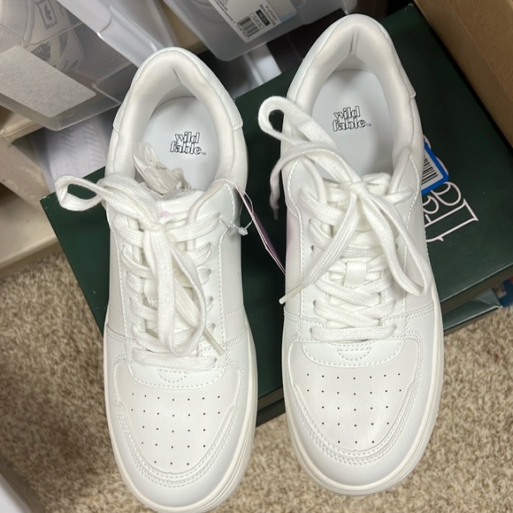 Sneakers - Picture 2 of 6